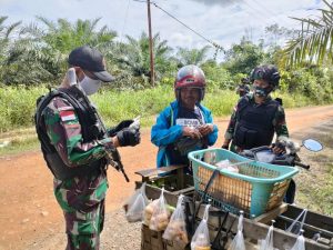 Cegah Kegiatan Ilegal, Anggota Satgas Yonif 144/JY Sweeping di Perbatasan