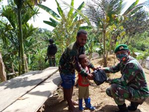 Peduli Sesama, Satgas Yonmek 403 Bagikan Sembako di Papua