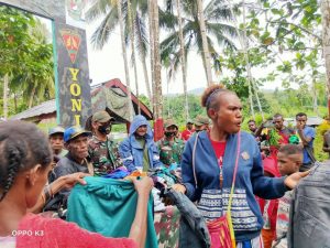 Satgas Yonif 131 Bagikan Pakaian dan Sembako di Perbatasan RI-PNG