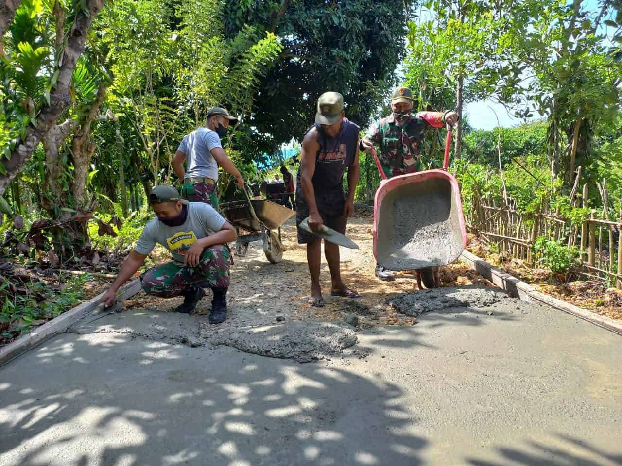 Satgas Yonif 131 Bersama Warga Gotong Royong Bangun Jalan Kampung Skouw Mabo