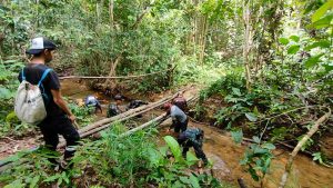 Pembersihan Saluran Air Anggota Satgas Yonif 144/JY Gotong royong Bersama Warga di Perbatasan