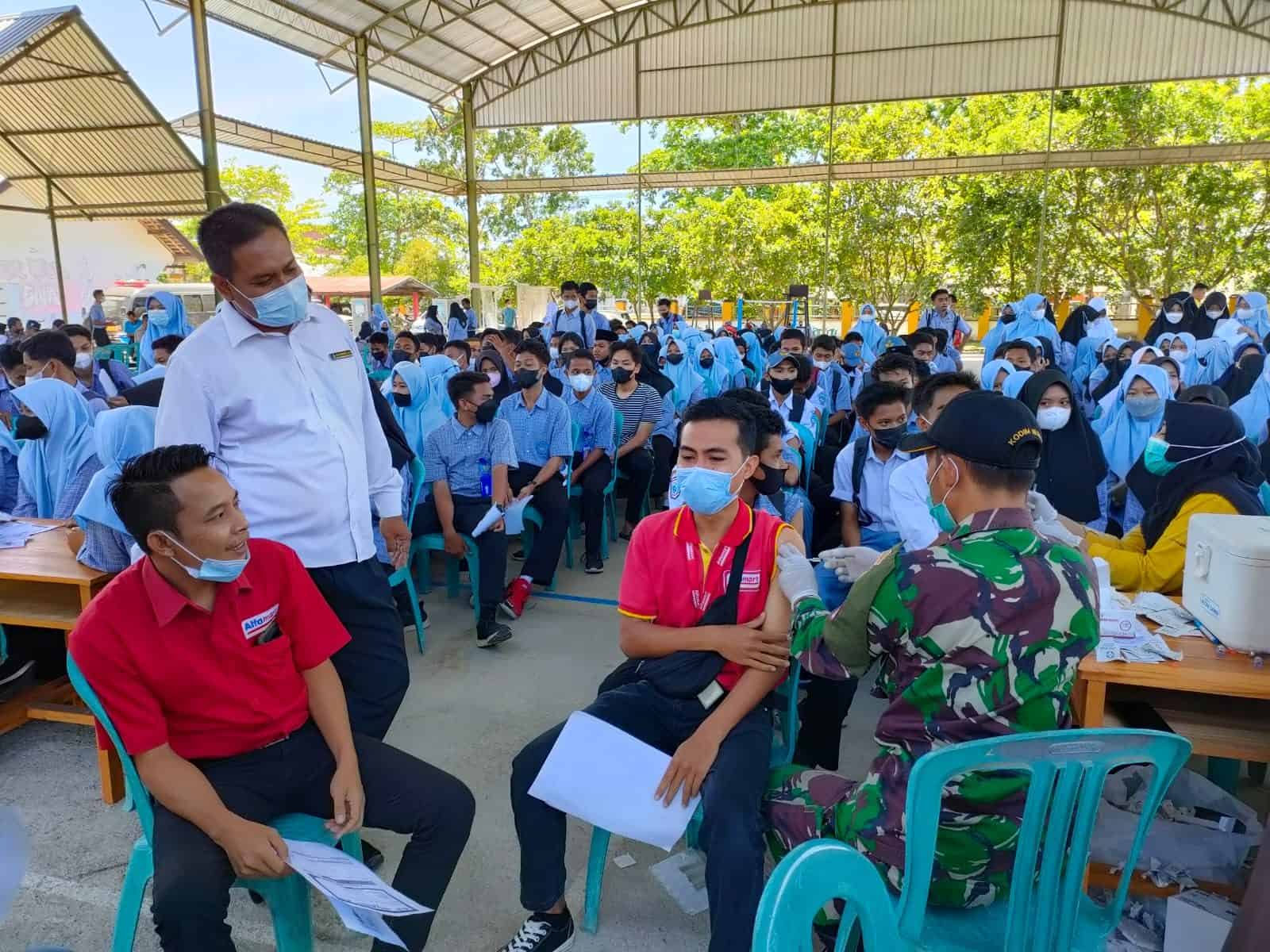 Kodim 1628 Lakukan Pendampingan Vaksinasi di Sekolah dan Puskesmas Sumbawa Barat