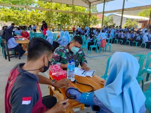 Kodim 1628 Lakukan Pendampingan Vaksinasi di Sekolah dan Puskesmas Sumbawa Barat