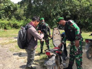 Cegah Terjadinya Tindakan Iilegal, Satgas Pamtas Yonif Mekanis 643/Wns Lakukan Kegiatan Sweeping di Wilayah Perbatasan