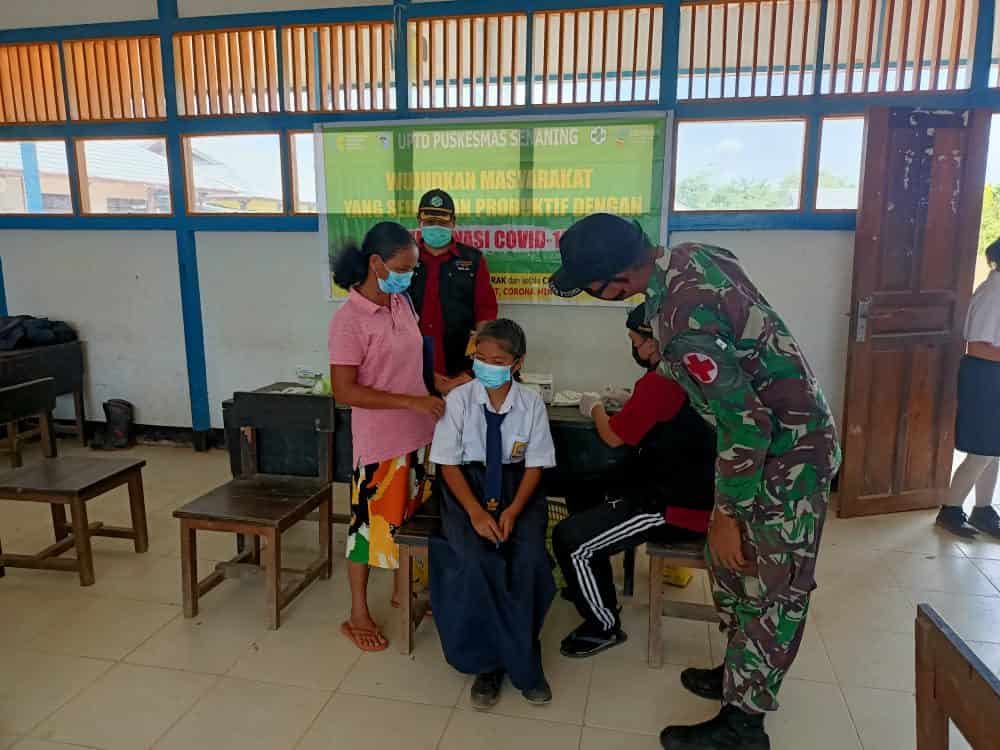 Cegah Penyebaran Covid-19, Satgas Yonif 144/JY Bersama Puskesmas Vaksinasi Anak Sekolah di Perbatasan