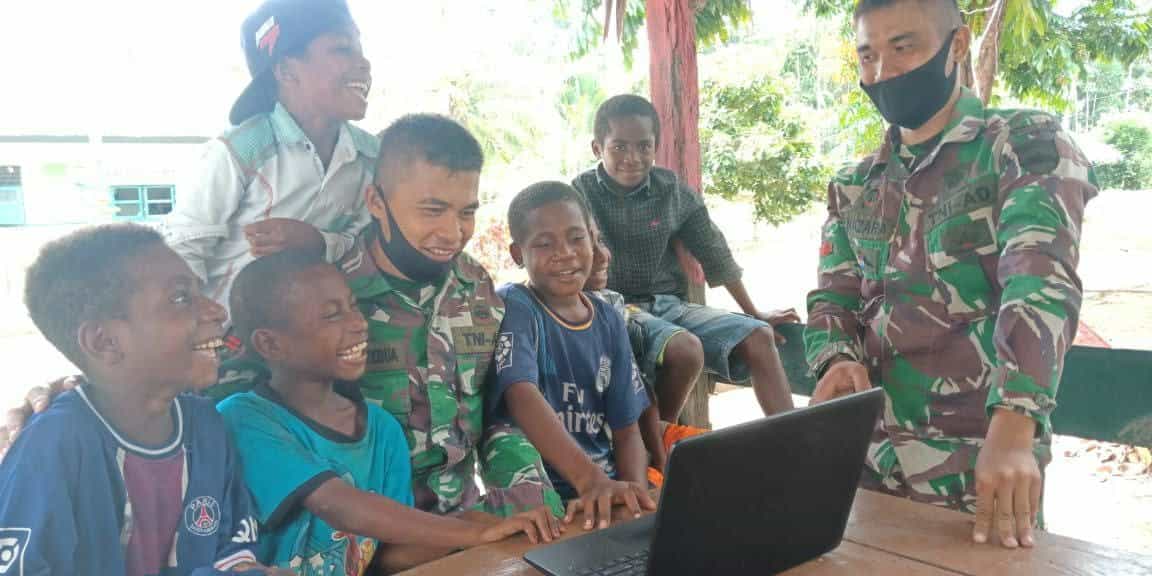 Satgas Yonif 131 Kenalkan IT Kepada Anak-Anak Papua