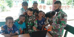 Satgas Yonif 131 Kenalkan IT Kepada Anak-Anak Papua