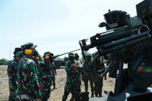 Pangdivif 2 Kostrad Tinjau Latbakjatratnis Satuan Armed di Puslatpur Marinir Situbondo