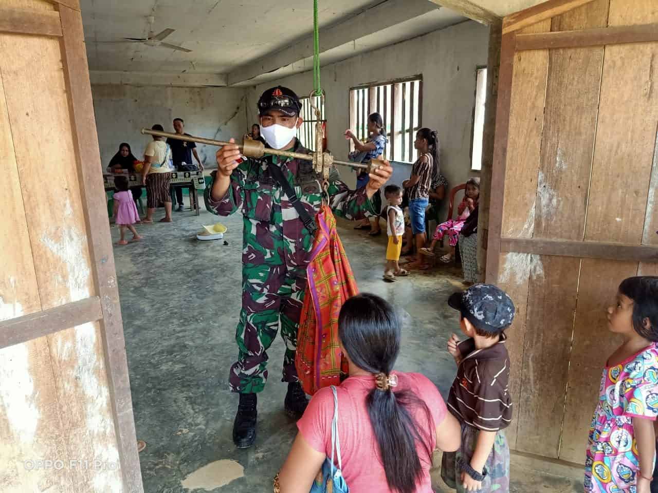 Anggota Satgas Yonif 144/JY Bersama Tenaga Medis Puskemas Gelar Posyandu di Perbatasan