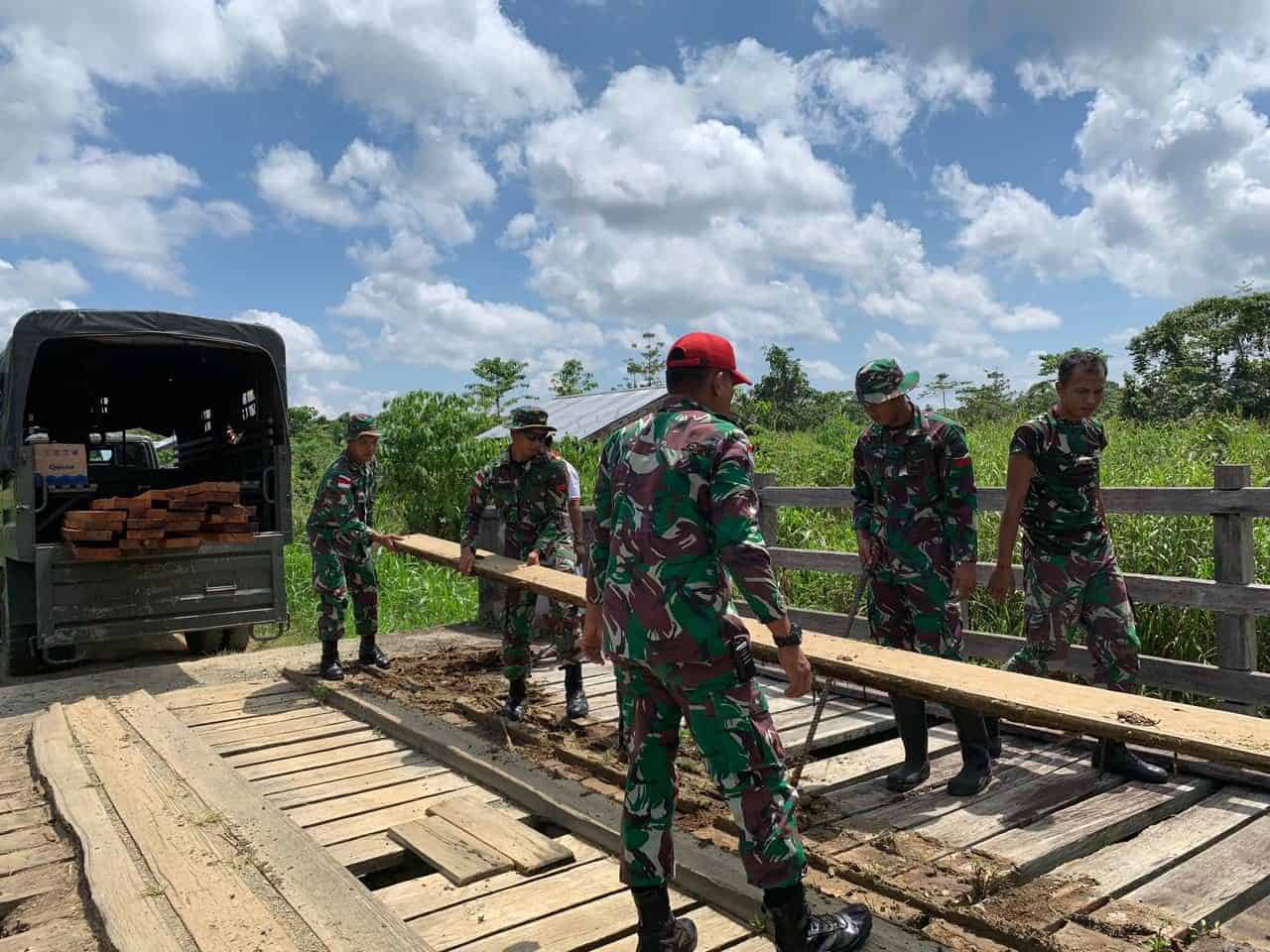 Rusak dan Berlubang, Satgas Yonmek 403 Bersama Masyarakat Gotong Royong Perbaiki Jembatan Kayu di Papua
