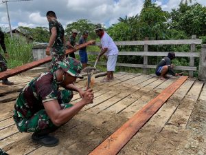 Rusak dan Berlubang, Satgas Yonmek 403 Bersama Masyarakat Gotong Royong Perbaiki Jembatan Kayu di Papua