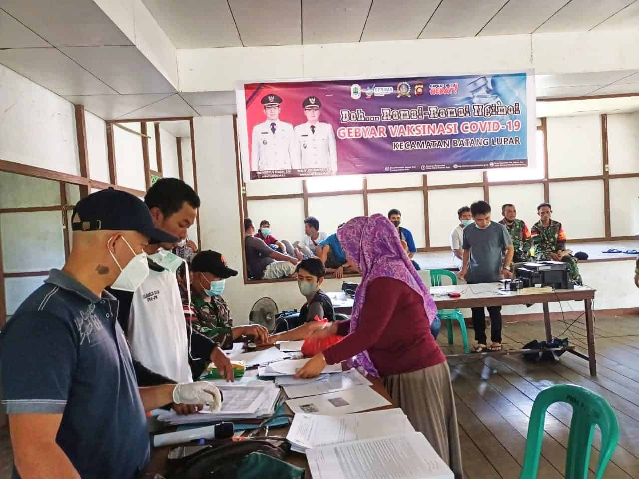 Gebyar Vaksinasi Covid-19 Anggota Satgas Yonif 144/JY Bersama Tenaga medis Puskesmas di Perbatasan