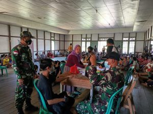 Gebyar Vaksinasi Covid-19 Anggota Satgas Yonif 144/JY Bersama Tenaga medis Puskesmas di Perbatasan