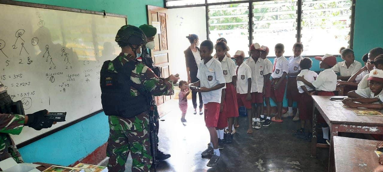 Berikan Bantuan Perlengkapan Belajar, Satgas Yonif 512/QY, Kunjungi Sekolah di Ujung Timur Indonesia