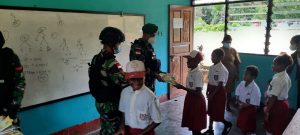 Berikan Bantuan Perlengkapan Belajar, Satgas Yonif 512/QY, Kunjungi Sekolah di Ujung Timur Indonesia