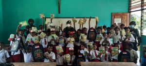 Berikan Bantuan Perlengkapan Belajar, Satgas Yonif 512/QY, Kunjungi Sekolah di Ujung Timur Indonesia