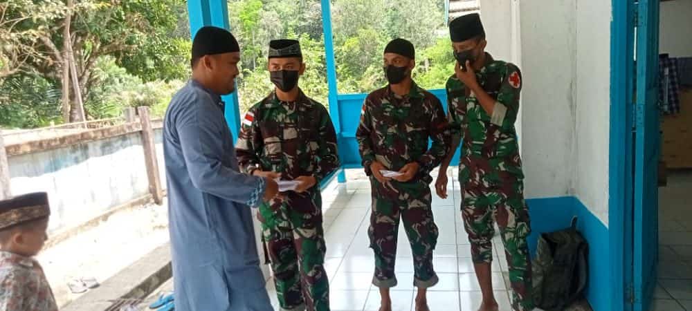 Satgas Yonif 144/JY Bagikan Masker dan Beri Bantuan Al-Qur’an di Perbatasan