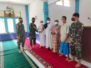 Satgas Yonif 144/JY Bagikan Masker dan Beri Bantuan Al-Qur’an di Perbatasan