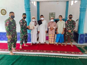 Satgas Yonif 144/JY Bagikan Masker dan Beri Bantuan Al-Qur’an di Perbatasan