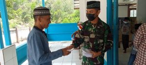 Satgas Yonif 144/JY Bagikan Masker dan Beri Bantuan Al-Qur’an di Perbatasan