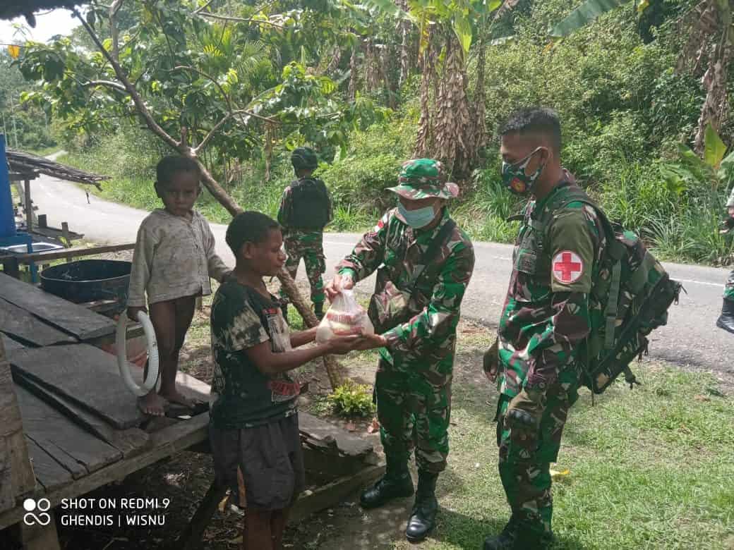 Satgas Yonmek 403 Kembali Salurkan Paket Sembako di Papua