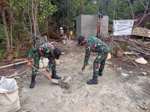 Atasi Kesulitan Warga Perbatasan Dapatkan Air Bersih, Satgas Yonif 144/JY Bangun Bak Penampungan Air