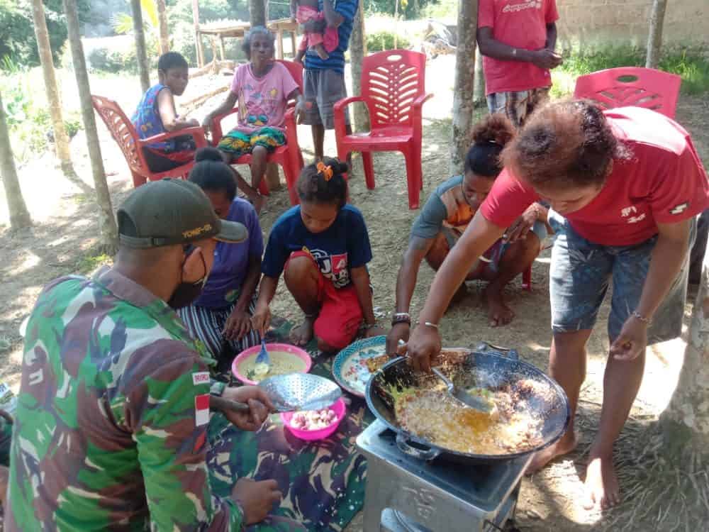 Satgas Yonif 131 Ajarkan Mama-Mama Kampung Yowong Buat Kripik Bayam dan Peyek Kacang