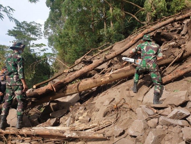 Yonzipur 18/YKR Buka Akses Jalan Untuk Suplay Logistik dan Air Bersih di Daerah Bencana