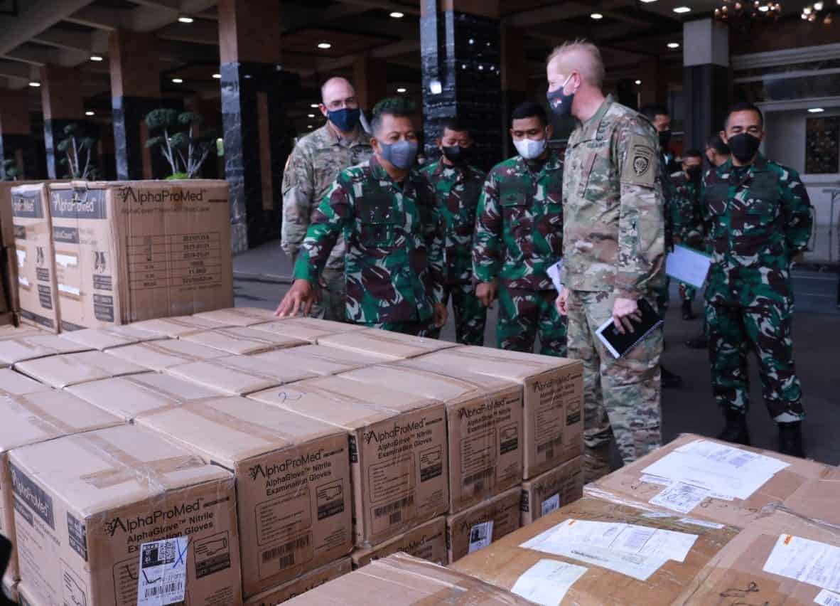 TNI AD Terima Bantuan APD Dari US Army