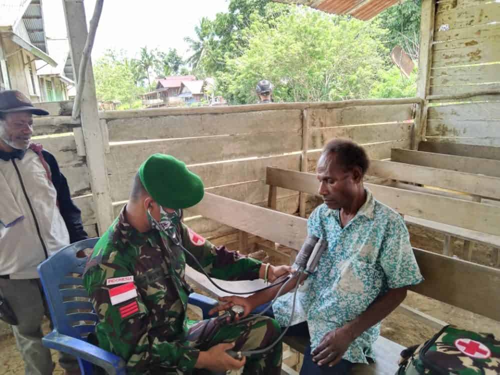 Jaga Kesehatan Masyarakat, Satgas Yonmek 403 Gelar Yankes Door to Door di Papua