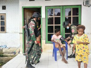 Tingkatkan Kesehatan Masyarakat, Satgas Yonif 131 Rutin Gelar Pengobatan Gratis di Papua