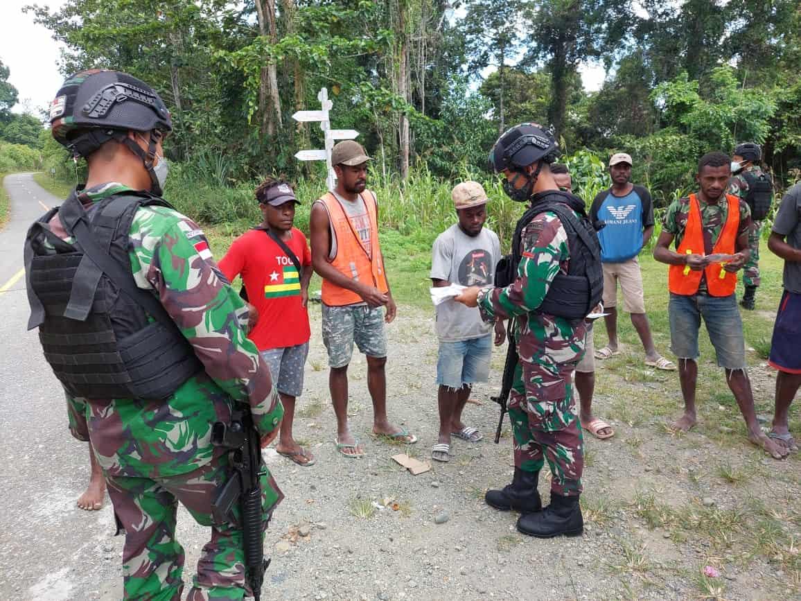 Berantas Wabah Virus Covid-19 Di Perbatasan Papua, Satgas Yonif 512/QY Lakukan Pembagian Masker Secara Berkala