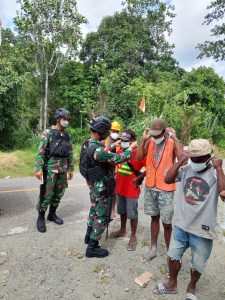 Berantas Wabah Virus Covid-19 Di Perbatasan Papua, Satgas Yonif 512/QY Lakukan Pembagian Masker Secara Berkala