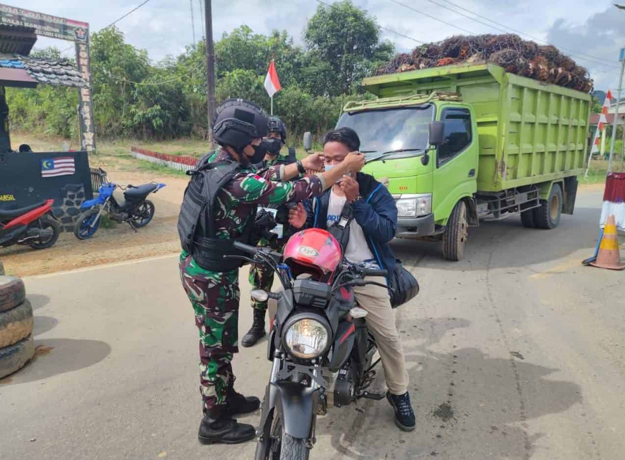 Cegah Penyebaran Covid-19, Satgas Pamtas Yonif Mekanis 643/Wns Imbau dan Bagikan Masker Kepada Pengguna Jalan Di Perbatasan