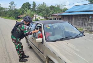 Cegah Penyebaran Covid-19, Satgas Pamtas Yonif Mekanis 643/Wns Imbau dan Bagikan Masker Kepada Pengguna Jalan Di Perbatasan