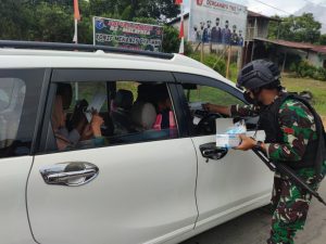 Cegah Penyebaran Covid-19, Satgas Pamtas Yonif Mekanis 643/Wns Imbau dan Bagikan Masker Kepada Pengguna Jalan Di Perbatasan