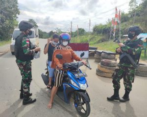 Cegah Penyebaran Covid-19, Satgas Pamtas Yonif Mekanis 643/Wns Imbau dan Bagikan Masker Kepada Pengguna Jalan Di Perbatasan