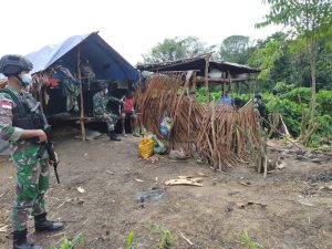 Satgas Yonmek 403 Gelar Yankes di Kampung Bompay Papua