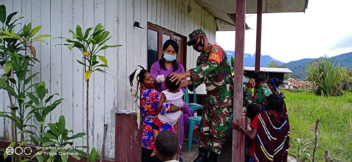 Peduli Kesehatan Anak, Aparat TNI Bersama Nakes Berikan Vitamin Untuk Balita