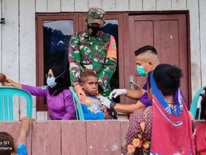 Peduli Kesehatan Anak, Aparat TNI Bersama Nakes Berikan Vitamin Untuk Balita