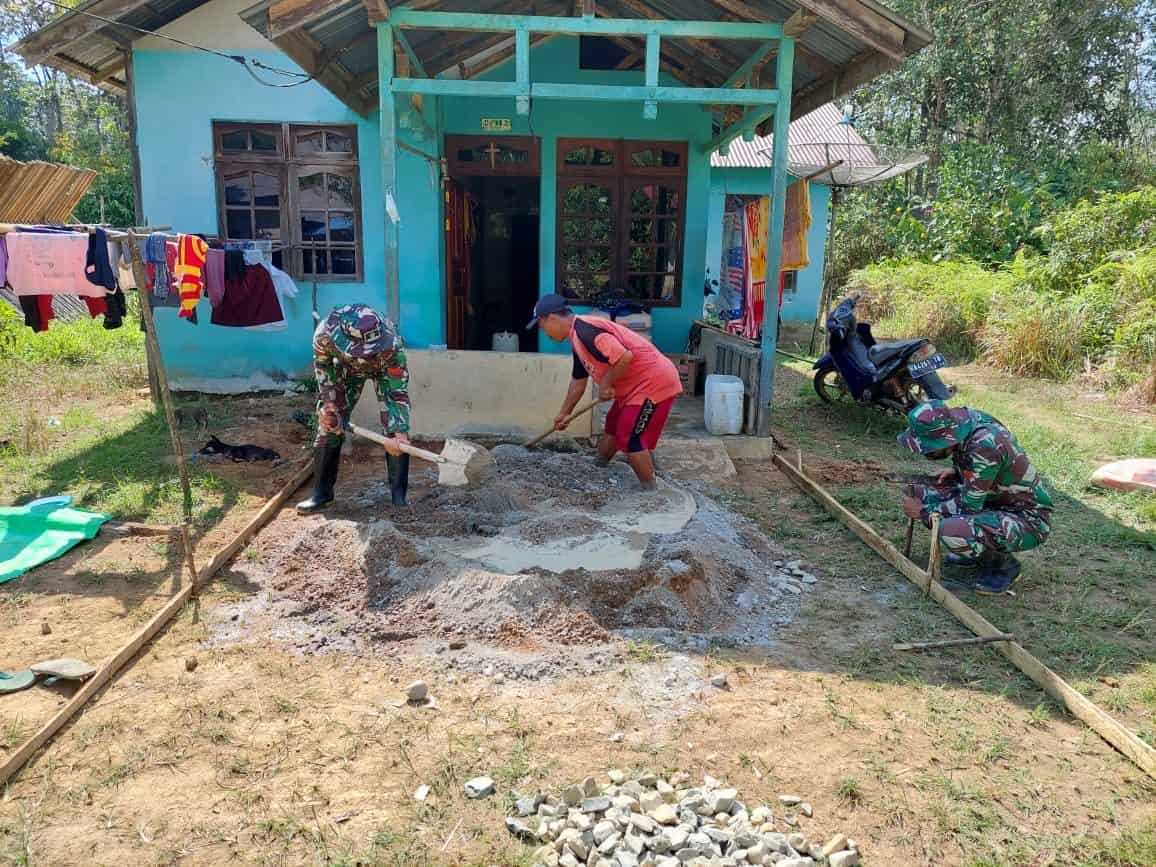 Satgas Pamtas Yonif Mekanis 643/Wns Karya Bakti Bantu Renovasi Rumah Masyarakat Perbatasan