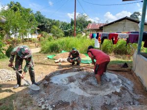 Satgas Pamtas Yonif Mekanis 643/Wns Karya Bakti Bantu Renovasi Rumah Masyarakat Perbatasan