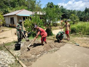 Satgas Pamtas Yonif Mekanis 643/Wns Karya Bakti Bantu Renovasi Rumah Masyarakat Perbatasan