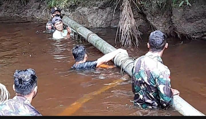 Personel Satgas Yonif 144/JY Gotong Royong Perbaiki Saluran Pipa Air Bersama Warga Di Perbatasan