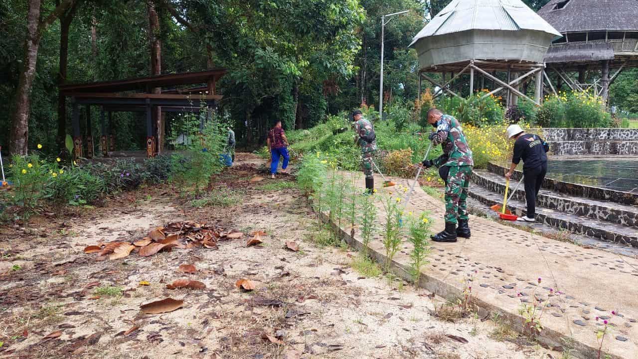 Satgas Pamtas Yonif Mekanis 643/Wns Karya Bakti di Kampung Budaya Bung Kupuak, Daerah Perkampungan Tua Dayak Bidayuh di Perbatasan