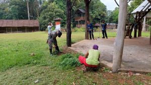 Satgas Pamtas Yonif Mekanis 643/Wns Karya Bakti di Kampung Budaya Bung Kupuak, Daerah Perkampungan Tua Dayak Bidayuh di Perbatasan