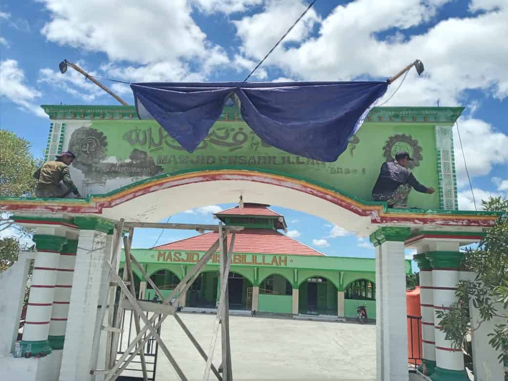 Satgas Yonif 131 Renovasi Gapura Masjid di Keerom Papua