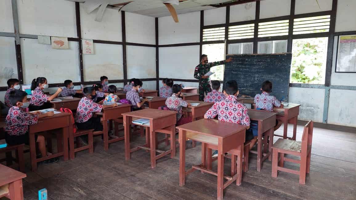 Cerdaskan Anak Bangsa, Anggota Satgas Yonif 144/JY Jadi Tenaga Pendidik di Perbatasan