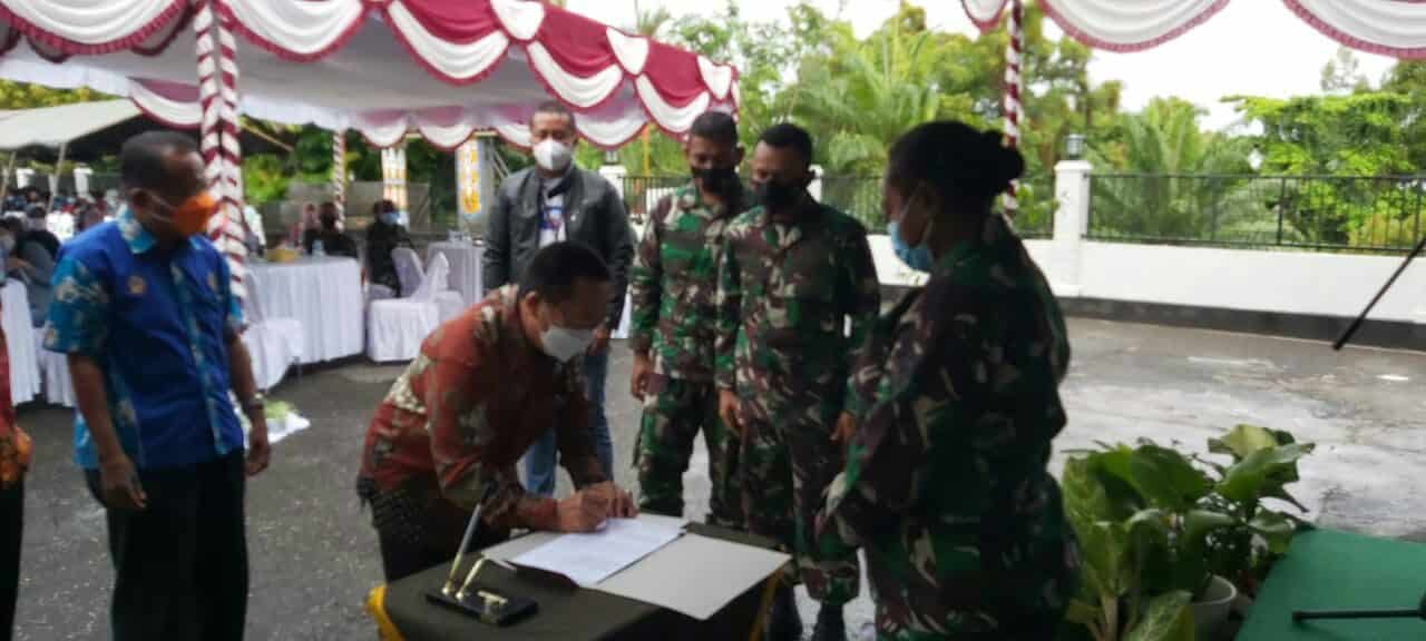 Sukseskan Program Pemerintah, Kodim 1701/Jayapura Beri Bantuan Tunai Pedagang Kaki Lima dan Warung