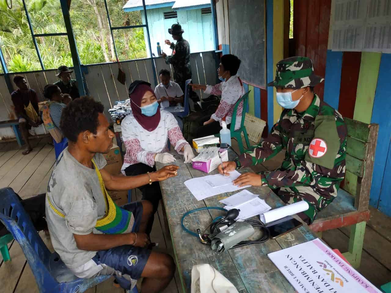 Satgas Yonmek 403 Gelar Posyandu di Kampung Tatakra Papua